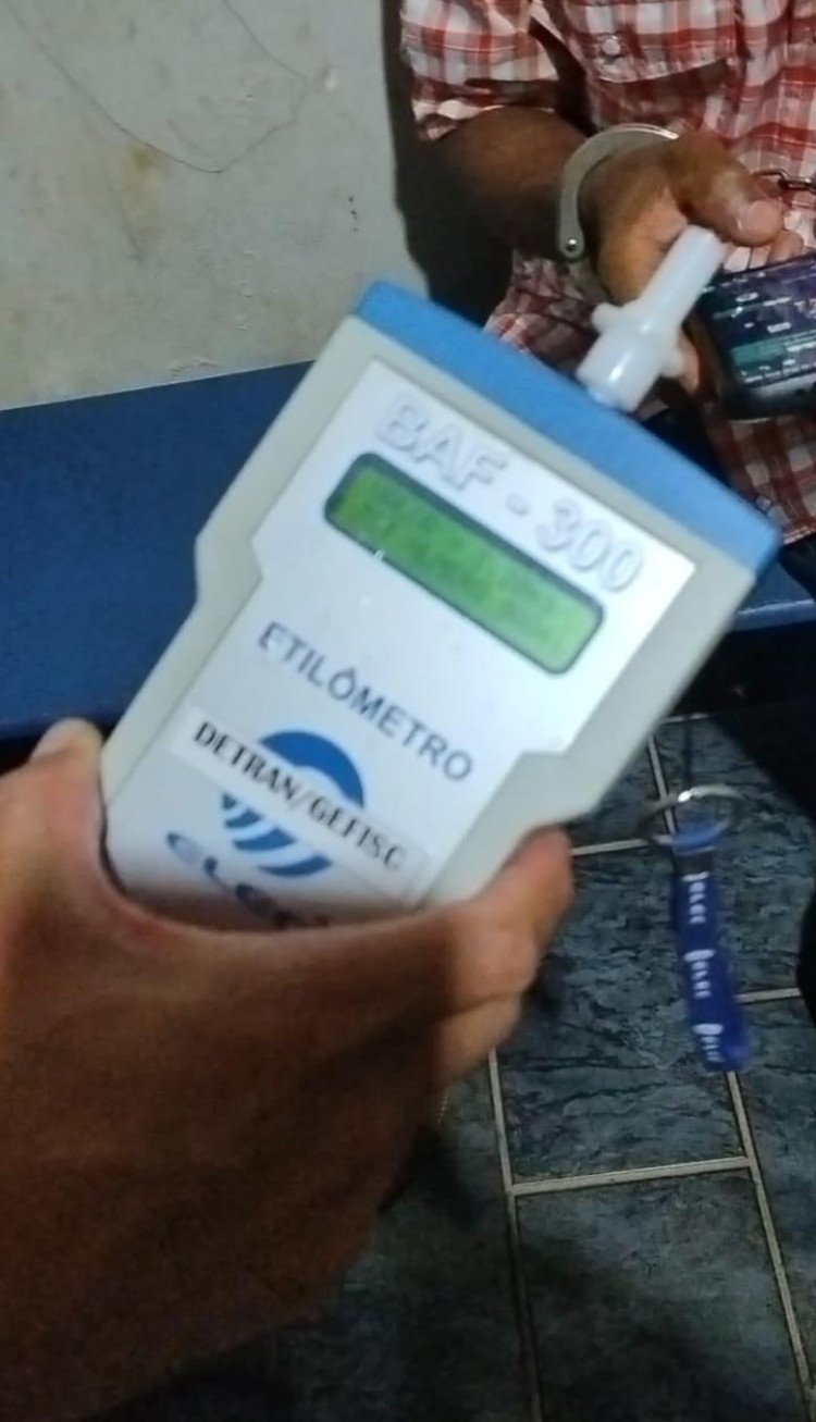 PM prende motorista dirigindo veículo automotor sob influência de álcool