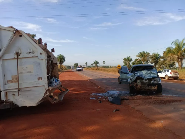 Colisão entre Fiat Uno e caminhão de lixo de São José dos Quatro Marcos causa transtornos na MT-175