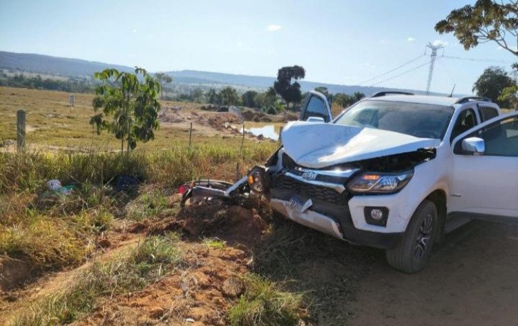 Acidente na estrada que liga Rio Branco à Reserva do Cabaçal envolve uma caminhonete da prefeitura de Salto do Céu e uma motocicleta Pop, resultando na morte do condutor da moto.