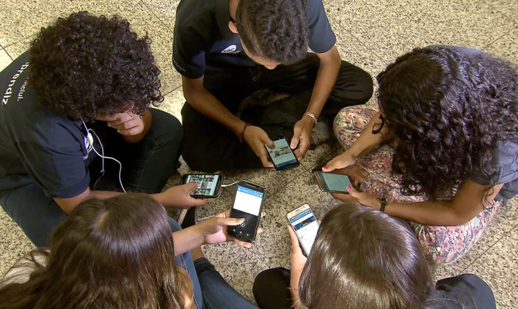 Comissão de Educação aprova projeto que proíbe celular em escolas