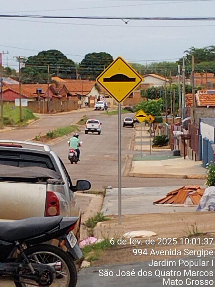 Atenção, motoristas! Novos quebra-molas estão sendo construídos em diferentes bairros da cidade, pintura das lombadas levará cerca de 30 dias para ser finalizada, devido ao tempo  para selagem