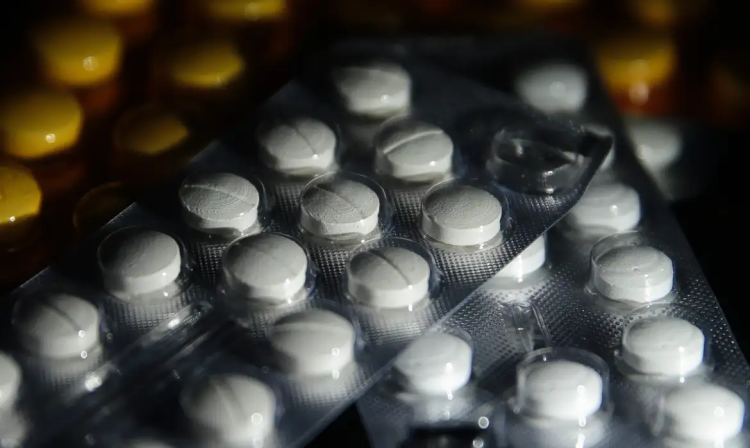 Juiz suspende norma que autoriza farmacêuticos a prescreverem remédios;  Decisão foi motivada por ação do Conselho Federal de Medicina