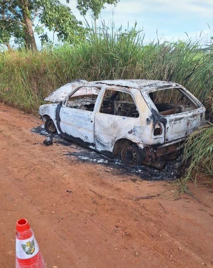Corpo carbonizado é encontrado dentro de veículo incendiado em estrada rural de São José dos Quatro Marcos