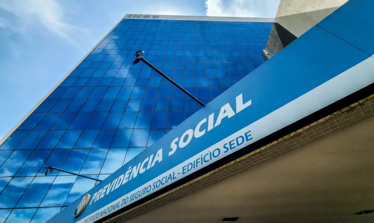 Mensagens falsas prometem ressarcimento de descontos a aposentados