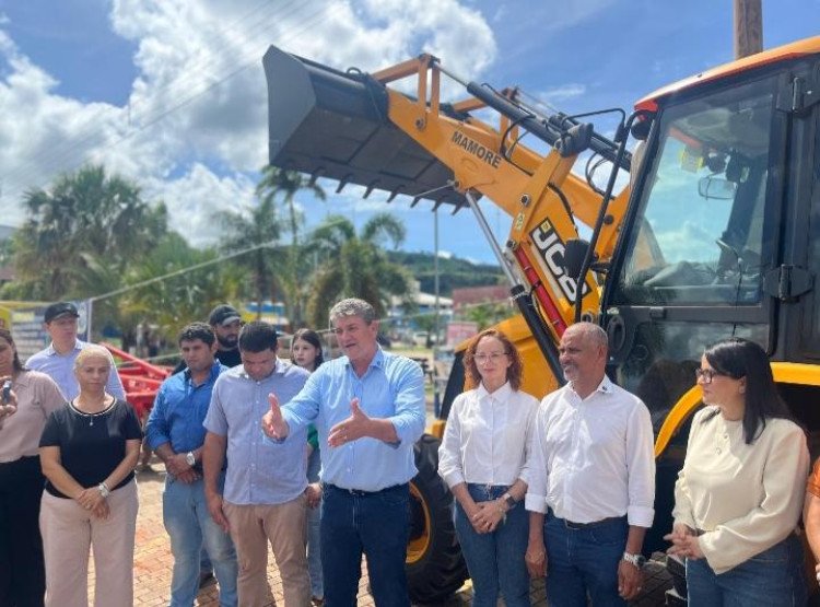 Deputado Moretto cumpre agenda em Rio Branco e Salto do Céu; Parlamentar visitou escolas e participou da entregou retroescavadeira e ambulância