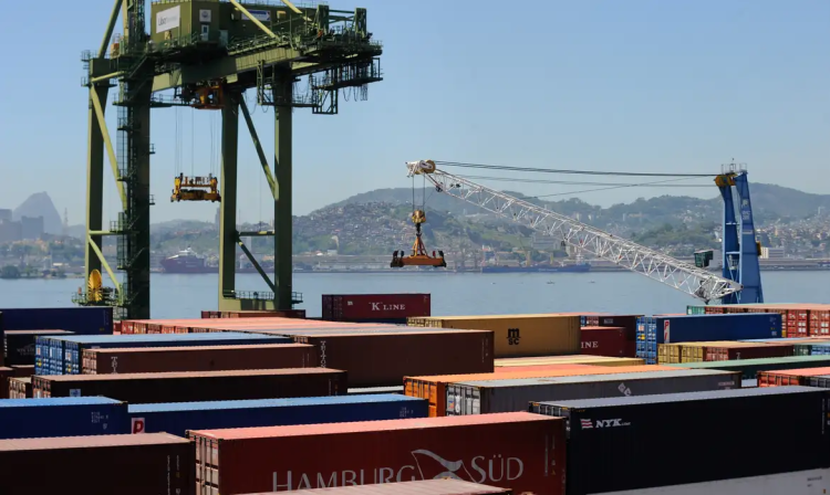 Tarifaço de 50% de Trump imposto ao Brasil podem cortar 15% das exportações e gerar desemprego