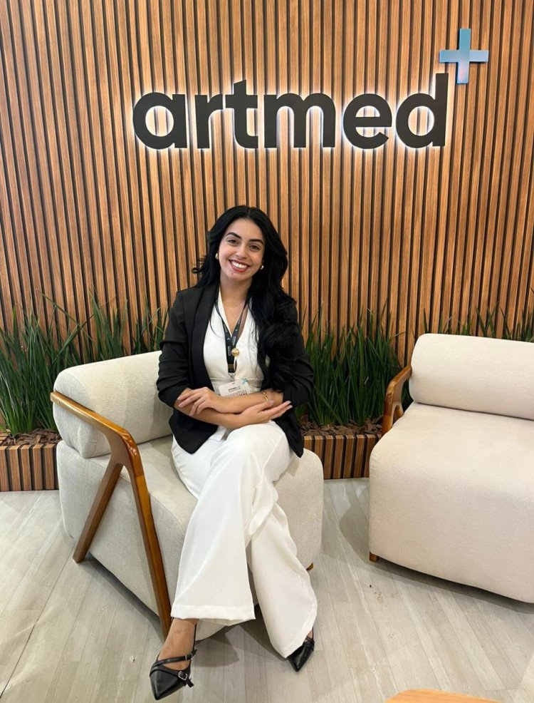 Graduanda de Psicologia de São José dos Quatro Marcos participa de congresso histórico com grandes nomes internacionais