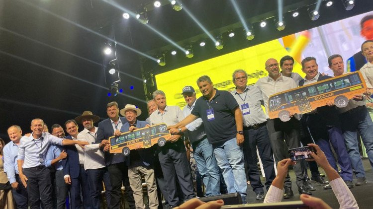 AGILIDADE E SEGURANÇA: Moretto destaca avanço para a educação durante entrega de 300 ônibus escolares pelo Governo de MT