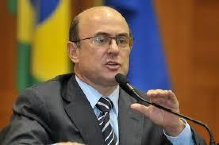 TJ livra Riva de tornozeleira e libera saída