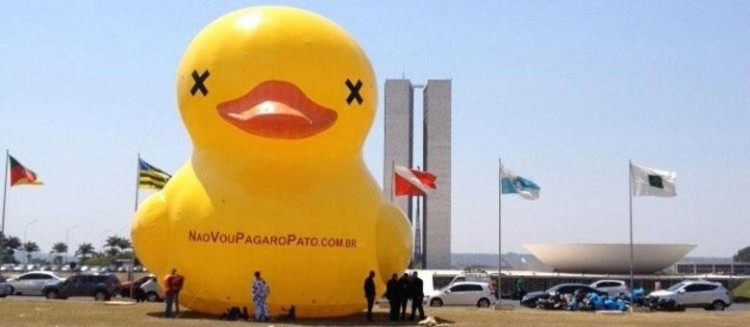 Campanha leva pato gigante à Esplanda dos Ministérios