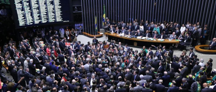 Impeachment é aprovado na Câmara e segue para o Senado