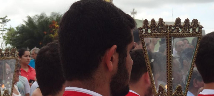 Fiéis  dão último adeus a Padre Georges