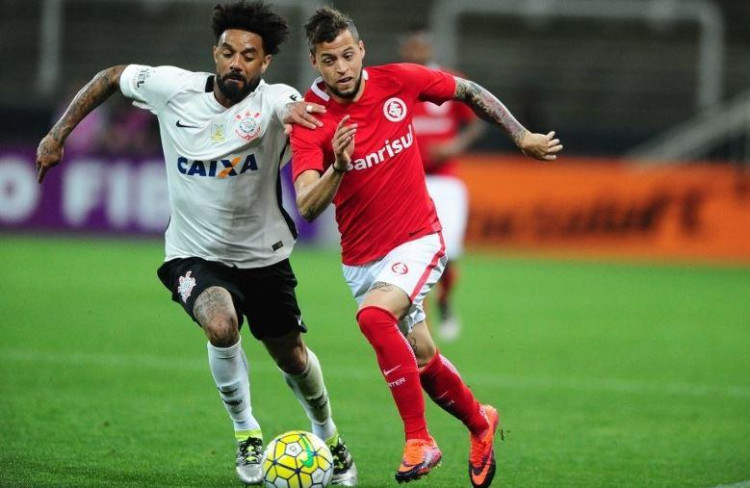 Timão vence e complica vida do Internacional