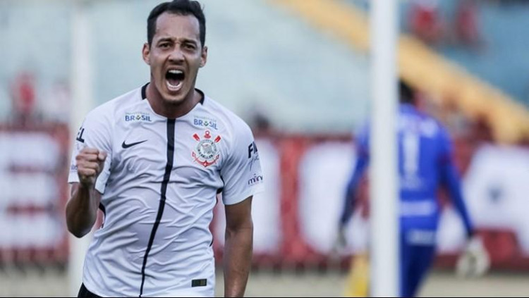Invictos, Corinthians e Cruzeiro vencem fora