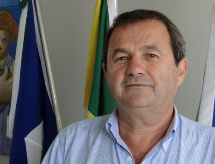 Prefeito de Cáceres avalia disputa ao Senado