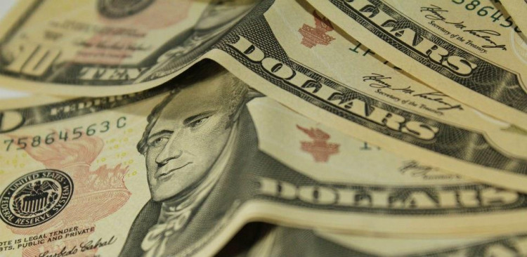 Bolsa bate novo recorde e dólar cai frente ao real