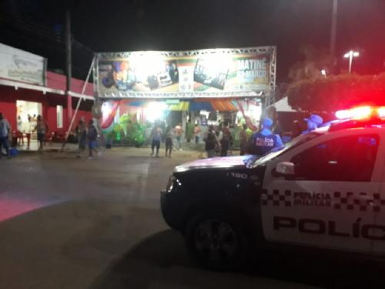 LAMBARI D'OESTE: PM flagra casal fazendo sexo em carro